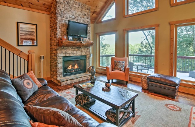 Blue Ridge Cabin w/Wooded Views, Deck & Hot Tub!