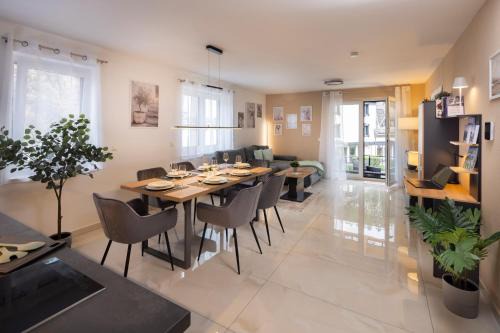Blue Sky Flat, Apartment, 73qm, 4-6 Personen, Neubau Süd-Balkon mit Lounge-Möbeln, Schwarzwald-PLUS inkl 80 Gratis-Attraktionen täglich