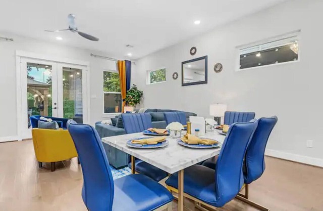 Blue Villa 3BR 3.5 Bath Downtown |MedCenter|HotTub