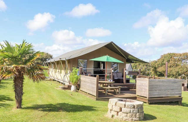 BLUEBELL, pet friendly, with hot tub in St Buryan