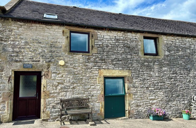 BLUEBIRD COTTAGE, family friendly, with a garden in Parwich