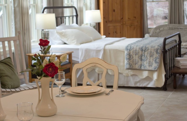 Bluebirds Nest—10 min to town & Biltmore—sparkling well water—hot tub—cont bkfst
