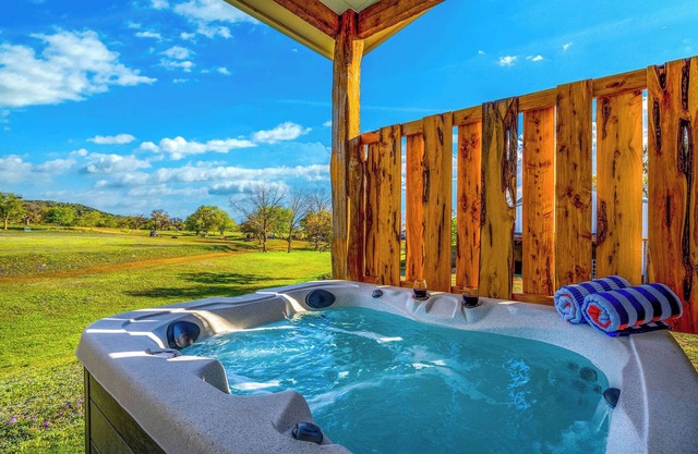 Bluebonnet Cottage, Hot tub, Fire pit, Sleeps 4!