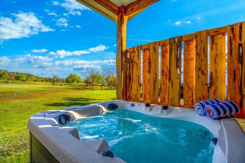 Bluebonnet Cottage with hot tub & VIEWS