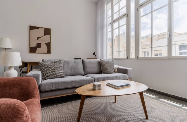 Blueground | Florentine, Full of light, Historical (TLV-12)