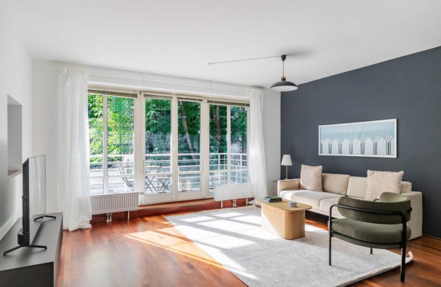 Blueground | Währing, balcony, nr Türkenschanzpark