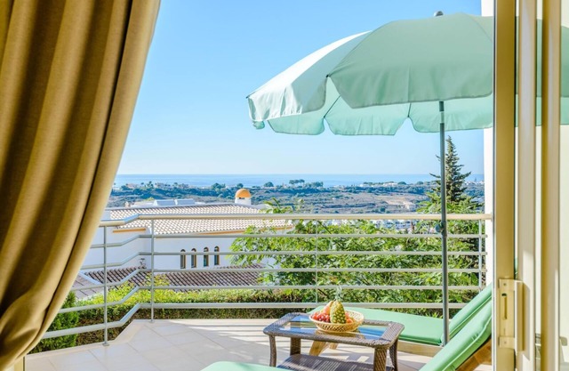 BnB Homes Ocean view Apartment with huge 3 Terrace, Swimming pool & Tennis court