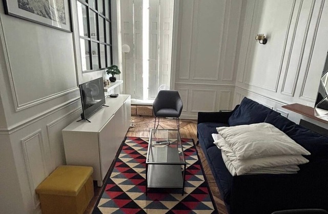 BnBNook - Parisian Charm: 1BR in Le Marais