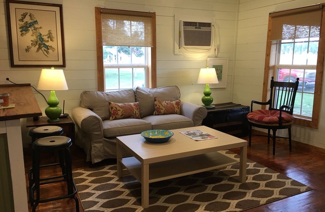 “Bo” renovated farmhouse, 7 min to Mem. ❤️1 pet free 2nd pet considered for fee