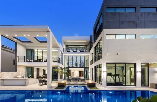 Boardwalk Mansion-3-Story Waterfront Villa w Basketball & Mini Golf