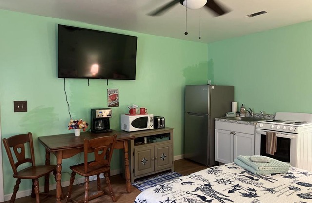 Boat House Studio - Water Front Pets WiFi Smart TV apts