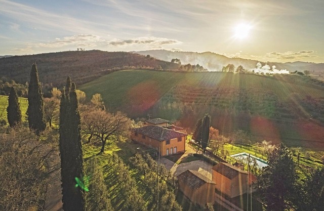 Bòggina, Petrolo winery.Exclusive farmstay with pool and garden.Walk to village.