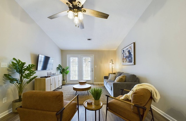 Bohemian Bungalow: 2BR Townhome