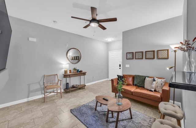Bohemian vibe* Resort style 3 bed 2 bath condo* FREE Wifi and assigned parking