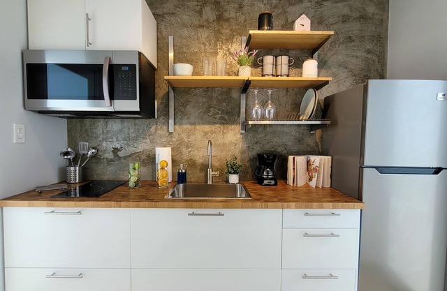 Boho Chic Apartment close to the airport and the beach with a private bathtub