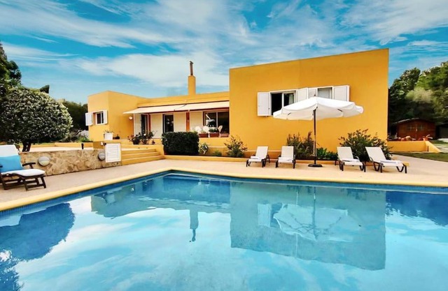 Bonita Casa con piscina privada y amplio jardin