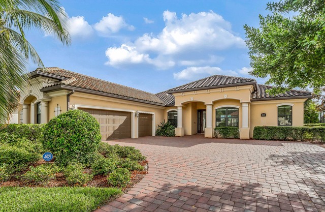 Bonita National dog-friendly home with a lanai, pool, pool spa, and home office