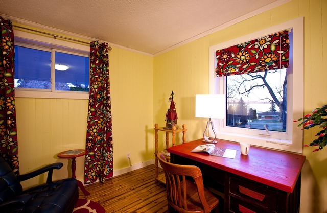 Book a home rental as a hotel alternative for your next vacation in Haileybury.