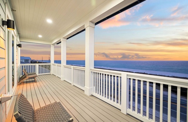 Book for Fall! Private Pool! 7 Adult Bikes! Across the street from the Beach! Ping Pong Table!