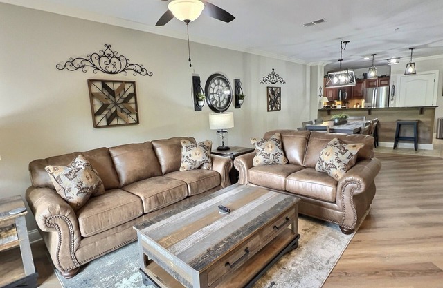 Book now- Downtown Gatlinburg Strip, walk to everything!