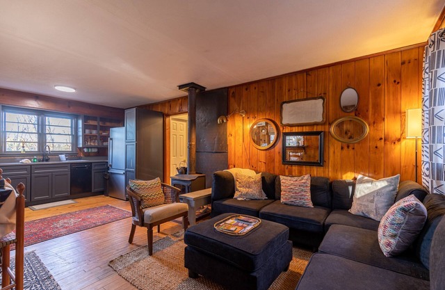 Boone Folly: Pet friendly, Updated classic mountain cottage 5 minutes to Boone!
