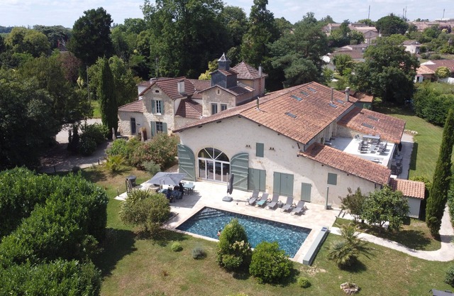 Bordeaux Villa with heated pool and Jacuzzi, 9 rooms/19 persons