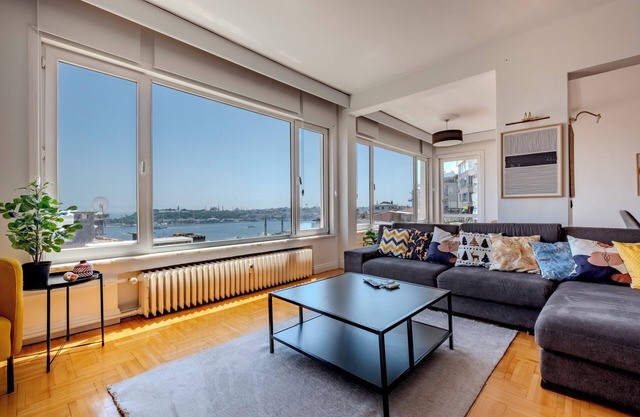 Bosphorus View with Spacious 5-bedroom apartment in amazing Istanbul with AC