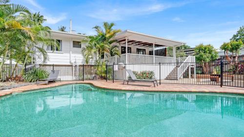 Botanica View Spacious Edge Hill Home with Pool and Views