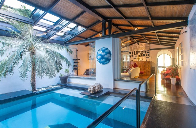 Botanical Garden, exclusive apartment with swimming pool in the living room, located in .