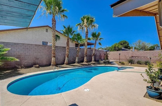 Boulder Pool House, free WI-FI, sleeps 8