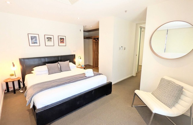 Boutique family friendly 3 BDR apartment in the heart of town, parking,pool,gym