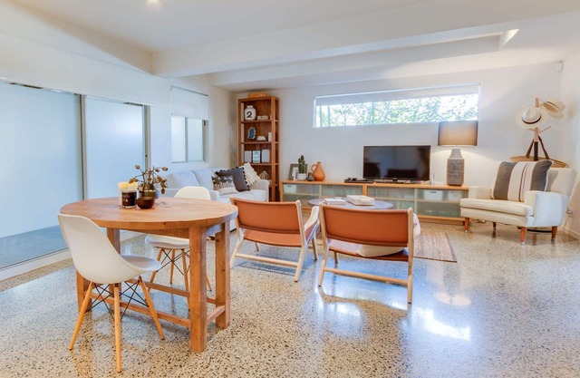 Boutique studio in central location - walk to harbour, cafes and theatre!