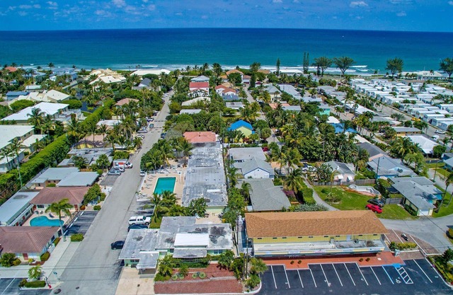 Boutique style apartment in a dream location with pool 200 meters from the beach R