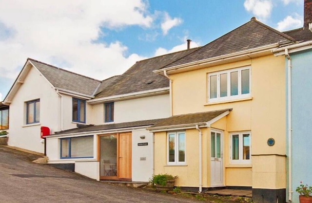 BOW COTTAGE, pet friendly, with open fire in East Portlemouth