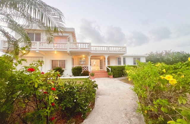 Bow Green Villa in Redezvous Bay Steps From Rendezvous Beach