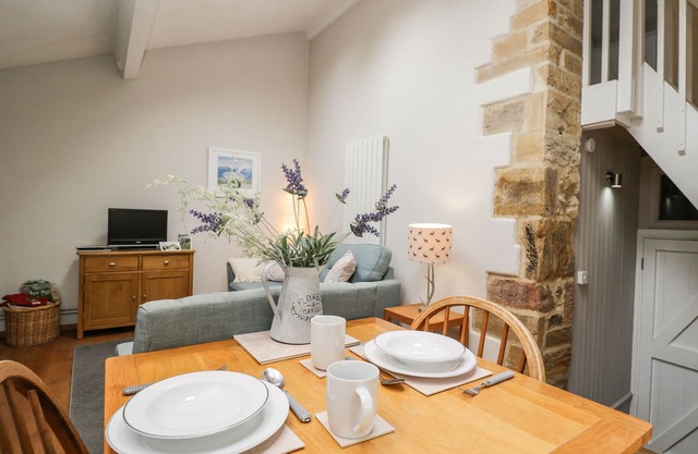 BOWER COACH HOUSE, character holiday cottage in Bower Hinton