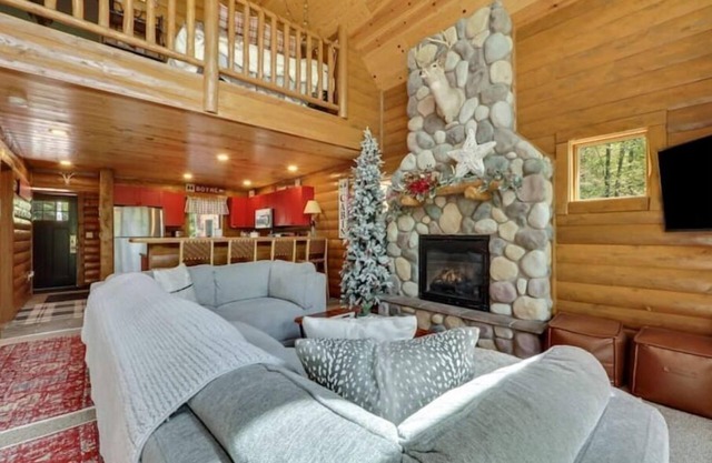 Boyne Mountain Cabin Upscale/CozynClose to Golf, Ski In/Out 4-bedroom w/Hot Tub