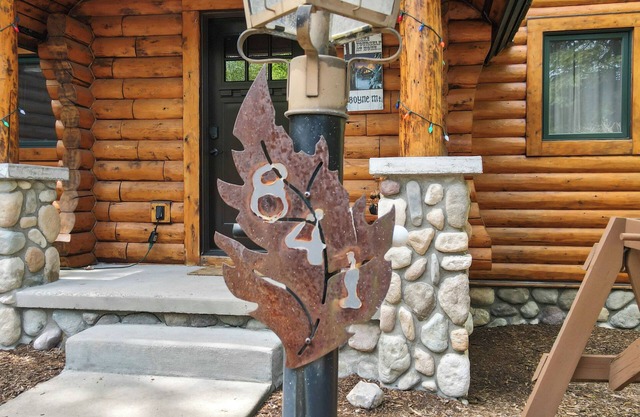 Boyne Mountain Cabin 4 Bedrooms garage and hot tub clean and cozy