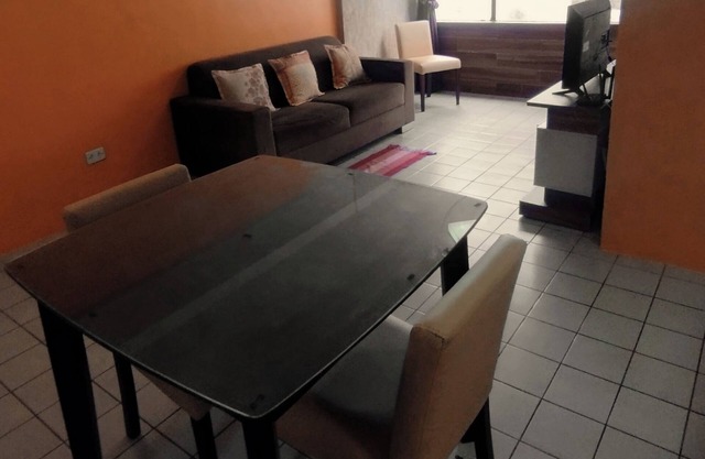 Apartamento completo a uma quadra da praia, localização próximo ao comércio.