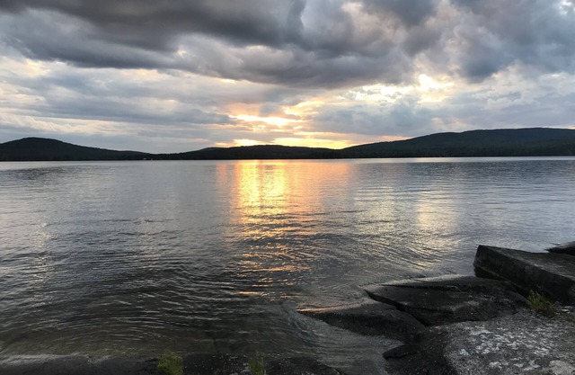 Branch Lake updated lakefront rustic cabin close to Bar Harbor/Acadia Nat'l Park