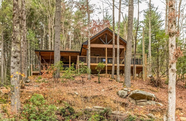 Brand New 2/2 Cabin Cherry Log, Big Hot Tub, Views