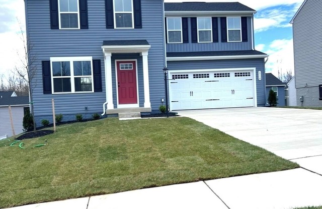 Brand new 2-bedroom house in desirable community in Stafford with AC, WiFi.