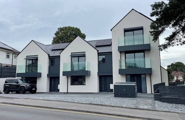 Brand New 4 Bedroom House -Sleeps 9 - Free Parking