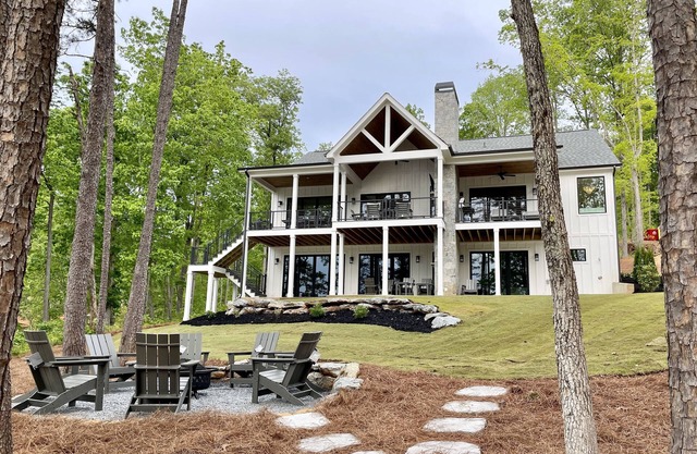 Brand New 6BR/6BA Luxury, 20min to Clemson. Wooded flat lot/firepit/pool table!