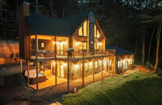 Brand NEW Build! Five Master Suites~Bunk Room~INDOOR POOL, Game ROOM & Hot Tub!