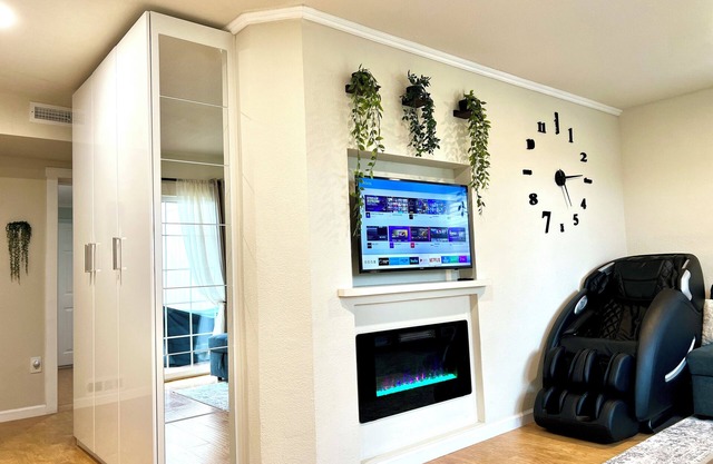 Brand new cozy luxury apartment! Massage chair, two fireplaces with heaters