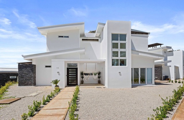 Brand New Professionally Decorated Luxury 5 Bed Avellanas Home Minutes to Beach