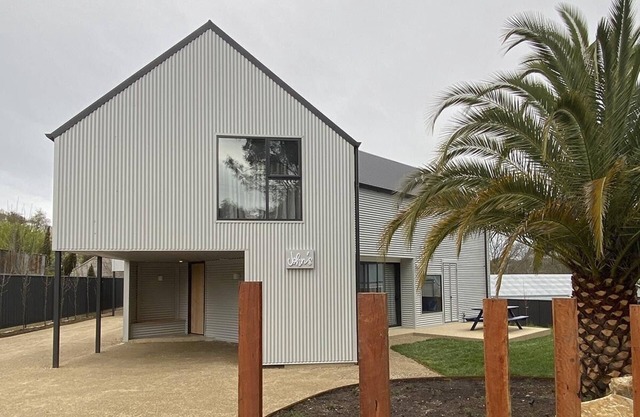 Brand new family & group accommodation within walking distance to town
