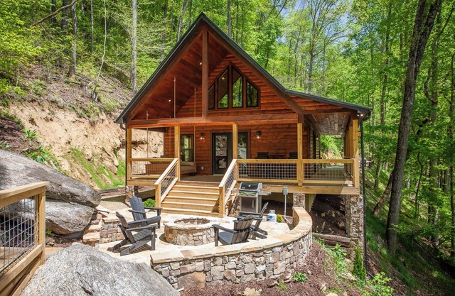 Brand New! Hickory Wind: Charming 2 Bedroom Cabin in Whittier