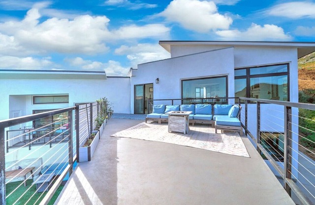 Brand new house! Stunning views, close to the beach, pool, hot tub and sauna!